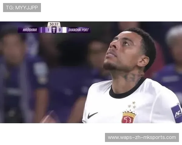 河南队古斯塔沃回撤接应，一脚出球转移到弱侧