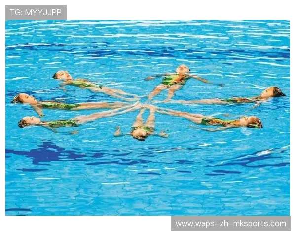 花样游泳整齐划一震撼观众