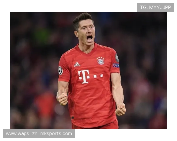 莱万甩开防守后抢点推射，拜仁锋线经验优势尽显