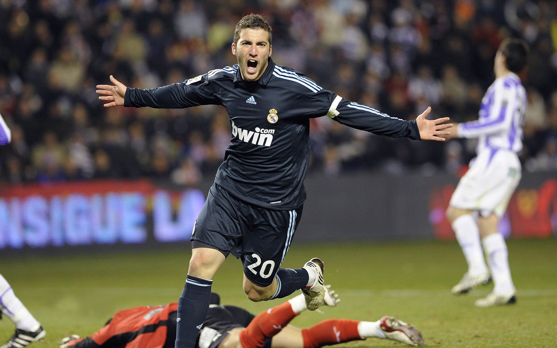 未来足球：多功能场馆打造城市新地标，创意足球场馆